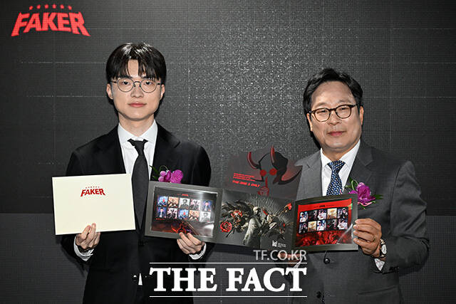 '페이커' 이상혁(왼쪽)과 박인환 우정사업본부장이 10일 오전 서울 중구 서울중앙우체국에서 열린 '페이커 기념우표 발행 및 증정식 행사'에 참석해 기념우표를 들고 기념촬영을 하고 있다. /남용희 기자
