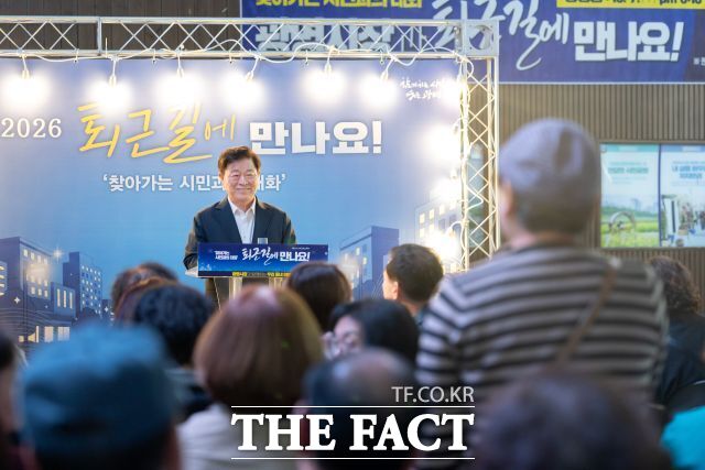 박승원 광명시장이 지난 7일 광명사거리역 쉼터에서 열린 '찾아가는 시민과의 대화-퇴근길에 만나요!'에 참석한 시민의 의견을 경청하고 있다. /광명시