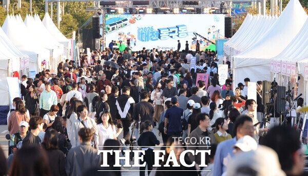 9일 2026 대전 동구동락축제 첫째 날 인파로 가득 찬 현장 모습 /대전시 동구