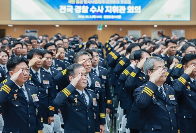 올해 경찰청 국정감사(국감)에서는 새 형사사법체계에 따른 수사 준비 상황과 장윤기·제주 실종사건 이후 마련한 개선책의 실효성이 주요 쟁점이 될 전망이다. 사진은 지난 1일 전국 경찰 수사 지휘관 회의에 앞서 김종철 경찰청장 직무대행과 홍석기 국가수사본부장 등 경찰 지휘부가 경례하고 있는 모습./경찰청