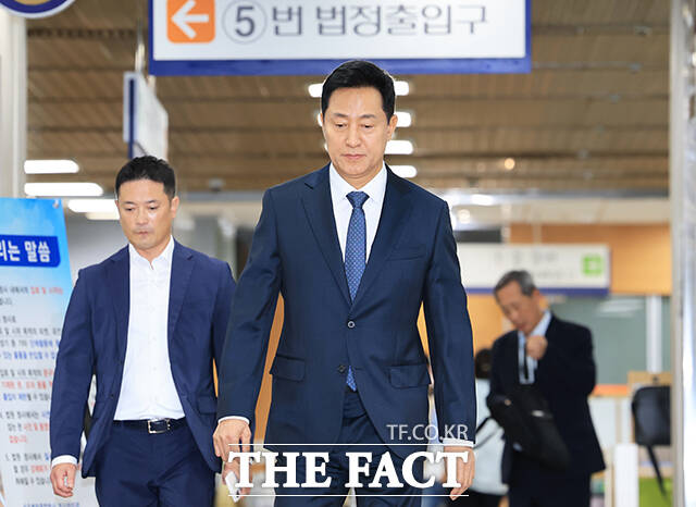 윤석열 전 대통령이 정치 브로커 명태균 씨의 무상 여론조사 제공 사건 항소심에서 무죄를 선고받으면서, 같은 재판부가 심리하는 오세훈 서울시장의 여론조사 비용 대납 사건 결론에 관심이 쏠린다. 지난달 11일 서울 서초구 서울고등법원에서 오세훈 서울시장이 '여론조사비 대납 의혹' 관련 재판에 출석하고 있다. /남윤호 기자