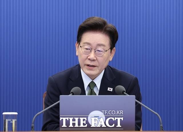 이재명 대통령은 11일 X에 해외 소재 등의 이유로 합법적 차단이 불가능한 불법 성착취물·도박 사이트에 대해 물리적 파괴·폐쇄 조치를 명령했다고 밝혔다. /청와대통신사진기자단·뉴시스