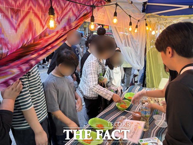 광산구 고려인마을 문화장터에서 관광객들이 물건을 고르고 있다. /광산구
