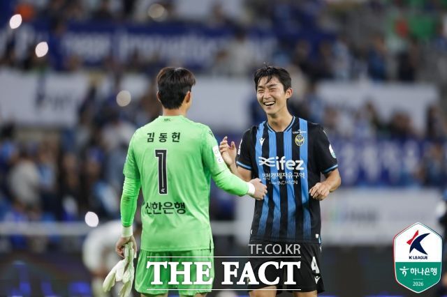 인천 골키퍼 김동헌과 수비수 김건희가 9일 포항전에서 승리한 뒤 기뻐하고 있다./인천=K리그