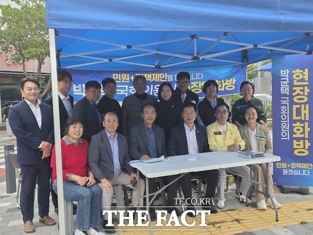 박균택 의원이 7주 차 현장대화방을 마치고 함께한 보좌진들과 기념촬영을 하고 있다. /주남현 기자