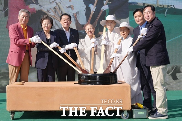 이재준 수원시장이 10일 제63회 수원화성문화제 행사에서 참석자들과 함께 대형 솥을 젓는 퍼포먼스를 하고 있다. /수원시