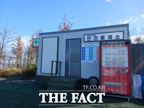 곤륜산 패러글라이딩 측이 설치한 안전통제소. 이곳은 폭염이나 혹한에 지친 노약자들을 돕고 있다. /박진홍 기자