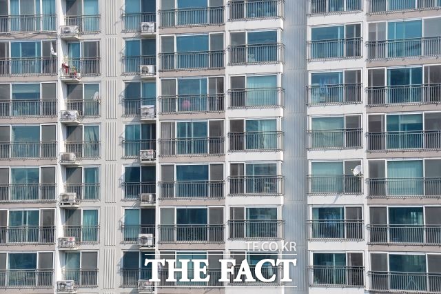 11일 국회 국토교통위원회 소속 황희 더불어민주당 의원이 한국환경공단으로부터 제출받은 자료에 따르면, 2016년부터 2026년 8월까지 '층간소음 이웃사이센터'에 접수된 1단계 전화상담은 총 35만5047건에 달했다. 이 중 4.6%만 실제 방문상담 및 소음측정까지 이어지는 것으로 나타났다. /더팩트 DB