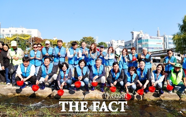 환경생태보존회가 10일 대전 유성구 갑천에서 토종물고기 치어 방류 및 아름다운 음악회를 개최한 뒤 기념촬영을 하고 있다. /선치영 기자