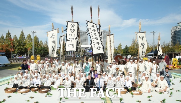 9일 2026 대전 서구 힐링아트페스티벌에서 전통 민속놀이인 숯뱅이두레가 진행된 후 공연자들과 전문학 서구청장이 기념촬영을 하고 있다. /대전시 서구