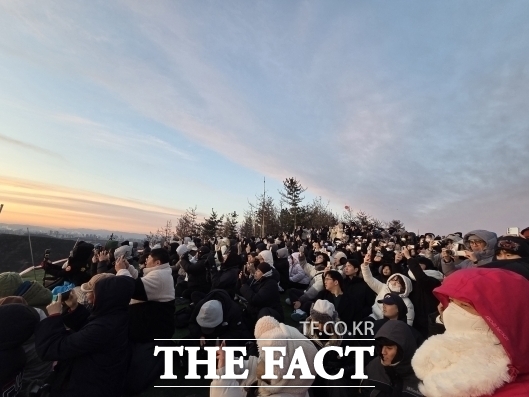 지난 1월 1일 새벽 곤륜산 활공장에는 수천 명의 해맞이 인파가 몰리면서 북새통을 이뤘다. /곤륜산 패러글라이딩