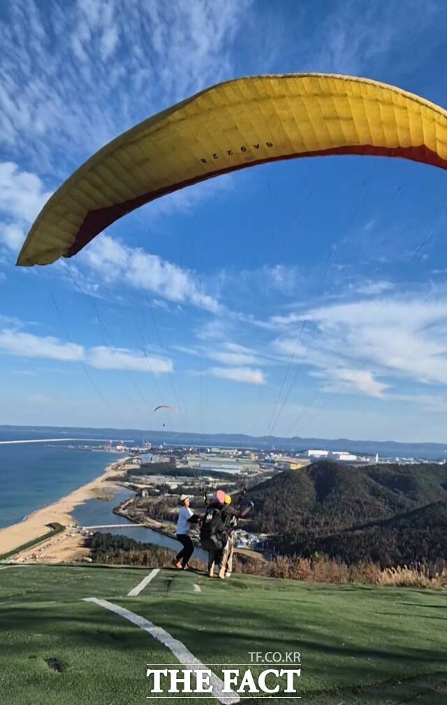 포항시 곤륜산 패러글라이딩 활공장이 동해안 멋진 조망권 등으로 전국적인 관광 명소로 급부상하고 있다. /박진홍 기자