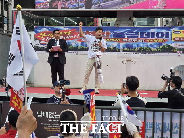 11일 오후 충남 천안시 아라리오 광장에서 열린 ‘천안 올공데이’ 집회에서 전한길 강사가 연설을 하고 있다. /정효기 기자