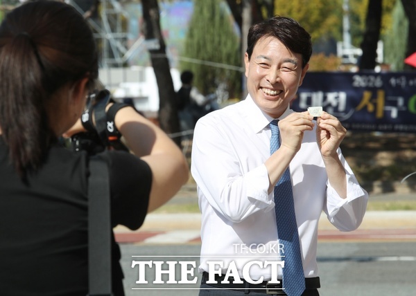 전문학 대전시 서구청장이 9일 2026 대전 서구 아트페스티벌에 참석해 작가들의 작품을 들고 기념촬영을 하고 있다. /정예준 기자