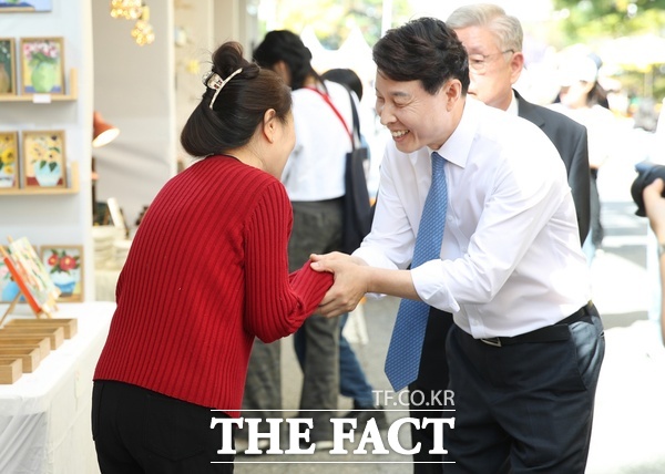 전문학 대전시 서구청장이 9일 2026 대전 서구 아트페스티벌 현장에서 작가들과 인사를 나누고 있다. /정예준 기자