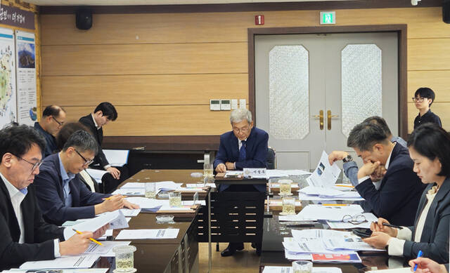 울릉군의회가 8일 간담회를 열고 집행부로부터 4개 부서, 5건의 주요 현안에 대해 보고받고 사업 추진 방향을 논의했다. /울릉군 의회