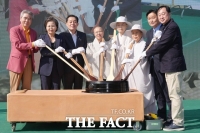  수원시, 시민이 만든 종이 화홍문 제막…수원화성문화제서 공개
