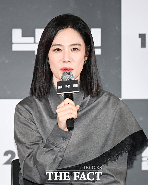 배우 배현성과 김현주, 연상호 감독이 포즈를 취하고 있다.