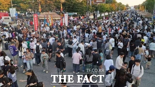 관광객들이 정림사지 인근 석탑로에 모여 각종 체험을 즐기고 있다. /부여군