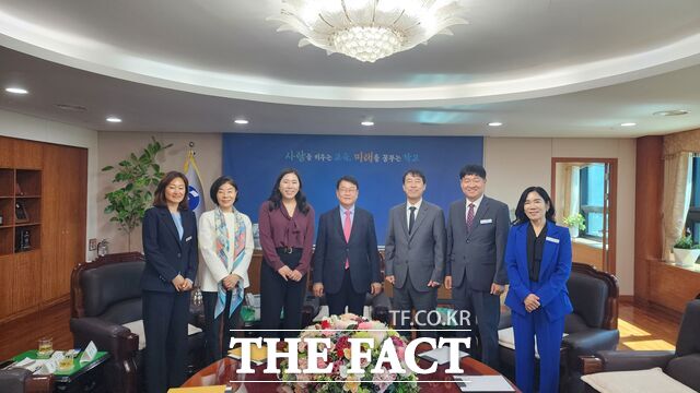 대전시교육청과 국제바칼로레아기구(IBO) 관계자들이 협의회를 갖은 후 기념 촬영을 하고 있다. 왼쪽부터 강윤경 IBO 대전 담당매니저, 홍정아 IBO 한국본부 수석매니저, 변윤미 IBO 한국본부장, 오석진 대전시교육감. /대전시교육청