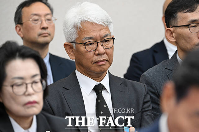 성윤석 유웨이어플라이 대표가 12일 오후 서울 여의도 국회에서 열린 교육위원회의 한국장학재단 등에 대한 국정감사에 참석해 질의에 답변하고 있다. /국회=박헌우 기자