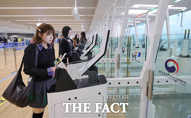 인천공항출입국·외국인청은 안법고 학생 237명이 '중·고등학교 단체 자동출입국심사 사전등록 예약제'를 이용해 바이오정보 등록 후 자동출입국심사로 신속하게 출국했다고 전했다. 이는 지난 9월 1일 제도가 시행된 후 가장 큰 규모의 단체 등록이다.