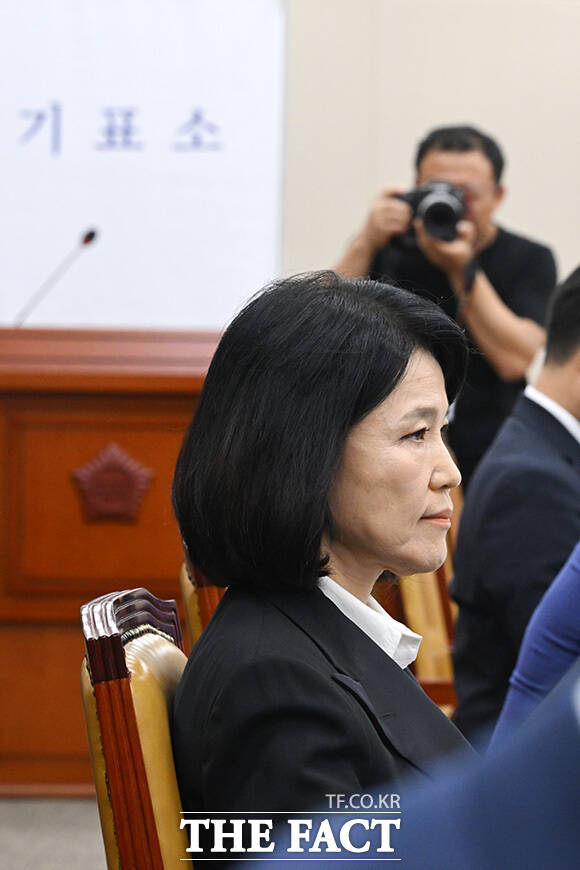 본인에 대한 제척안 무기명 투표 관련 내용 바라보는 이 의원.