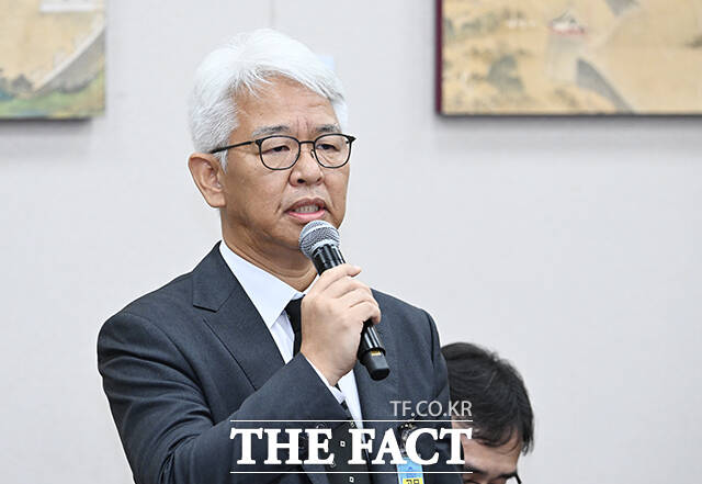 성윤석 유웨이어플라이 대표가 12일 오후 서울 여의도 국회에서 열린 교육위원회의 한국장학재단 등에 대한 국정감사에 참석해 질의에 답변하고 있다. /국회=박헌우 기자