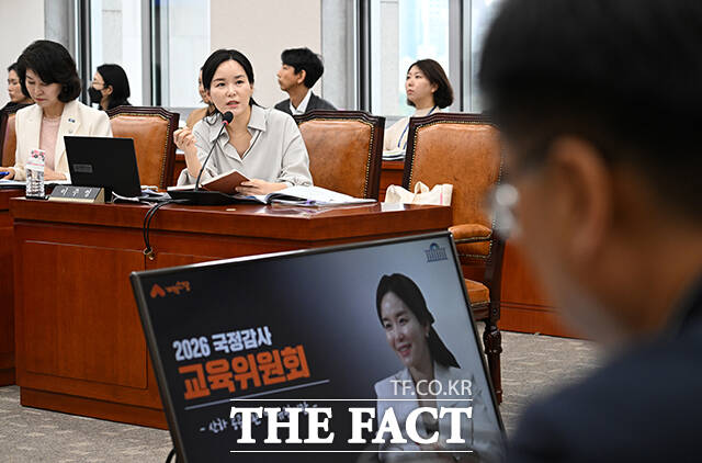 이주영 개혁신당 의원이 12일 오후 서울 여의도 국회에서 열린 교육위원회의 한국장학재단 등에 대한 국정감사에 참석해 박지향 동북아역사재단 이사장에게 질의하고 있다. /국회=박헌우 기자