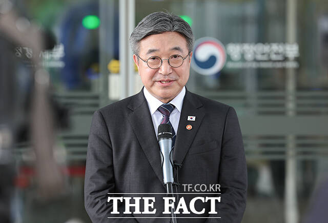 윤호중 행정안전부 장관이 12일 오후 세종시 정부세종청사에서 임은정 광주지방중대범죄수사청장 감찰 지시와 관련한 기자들의 질문에 답변을 하고 있다. /행정안전부