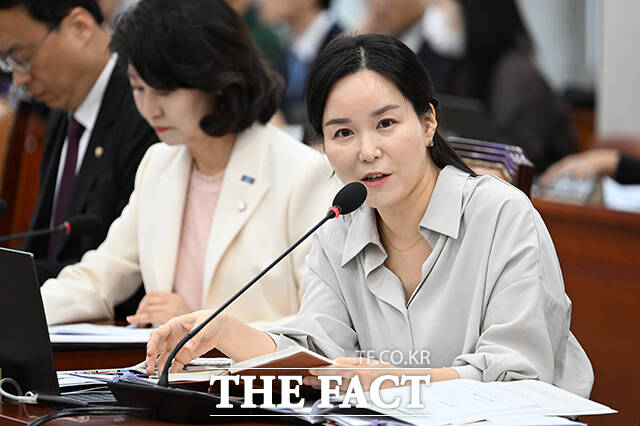 이주영 개혁신당 의원이 12일 오후 서울 여의도 국회에서 열린 교육위원회의 한국장학재단 등에 대한 국정감사에 참석해 박지향 동북아역사재단 이사장에게 질의하고 있다. /국회=박헌우 기자
