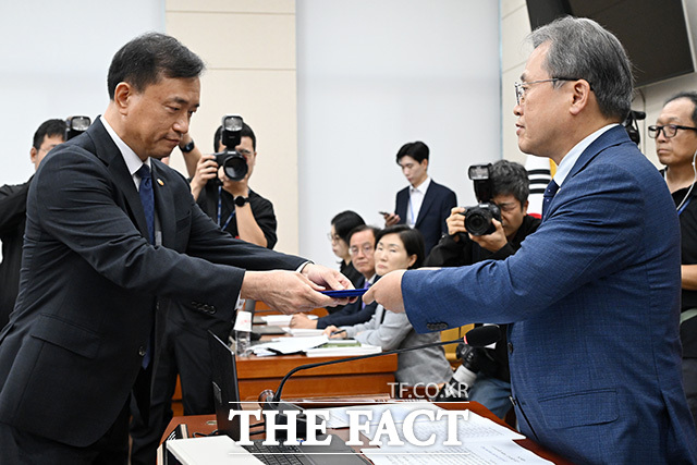 김종철 방송미디어통신위원장(왼쪽)이 12일 오전 서울 여의도 국회 과학기술정보방송통신위원회에서 열린 방송미디어통신위원회 등에 대한 국정감사에서 송기헌 위원장에게 선서문을 전달하고 있다. /남용희 기자