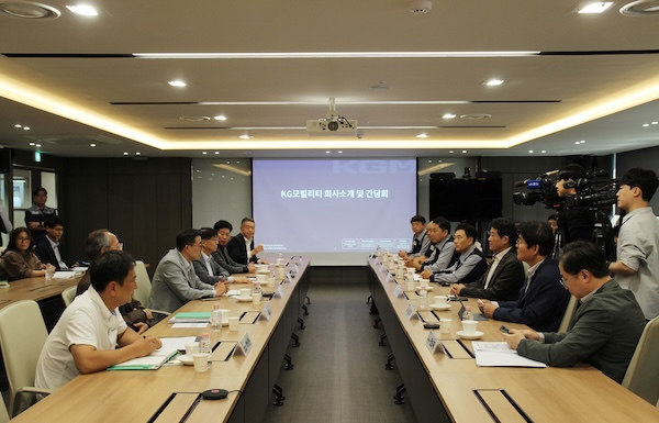 KG 모빌리티가 평택시와 지난 8일 평택 본사에서 미래차 산업 전환에 발맞춰 기업의 경쟁력을 강화하고 지역사회와 함께 성장하기 위한 상생협력 방안을 논의하는 간담회를 개최했다. /KGM