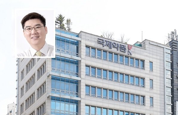 국제약품 남영우 명예회장이 장남 남태훈 대표이사 부회장에게 국제약품의 직접 지분을 모두 넘기며 승계를 본격화했다. /국제약품