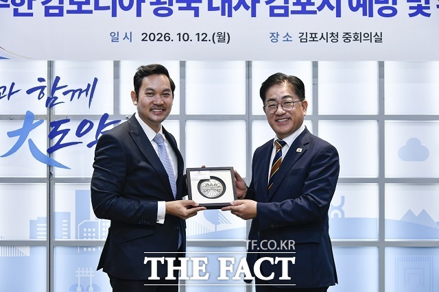 이기형 김포시장(오른쪽)이 12일 시청 본관 2층 중회의실에서 쿠언 폰 러따낙 주한 캄보디아왕국 대사 대표단과 공식 환담을 마친 뒤 기념 촬영을 하고 있다. /김포시