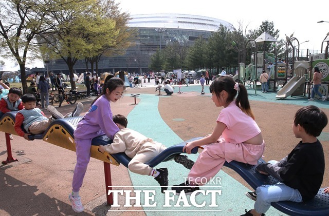 광명스피돔 페달광장에서 어린이들이 여유로운 주말을 보내고 있다./국민체육진흥공단