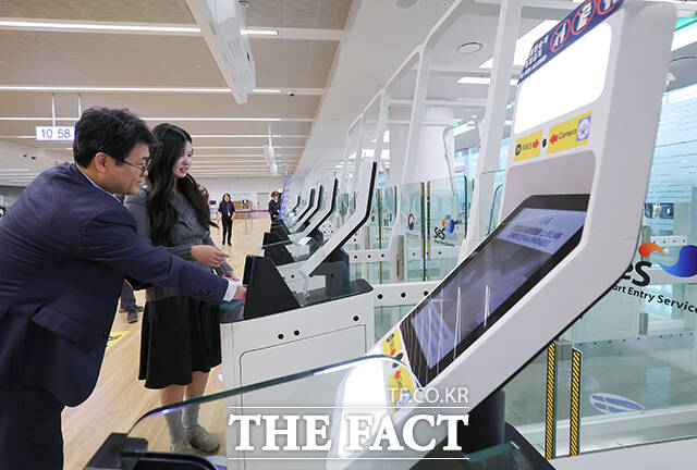 인천공항출입국·외국인청은 안법고 학생 237명이 '중·고등학교 단체 자동출입국심사 사전등록 예약제'를 이용해 바이오정보 등록 후 자동출입국심사로 신속하게 출국했다고 전했다. 이는 지난 9월 1일 제도가 시행된 후 가장 큰 규모의 단체 등록이다.