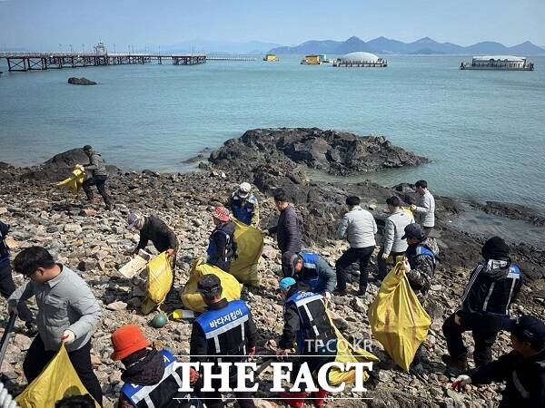 전남광주시 장흥군이 본격적인 낚시철을 앞둔 지난해 봄 정남진 해양낚시공원 일원에서 개최한 연안 정화의 날 행사 모습. /장흥군