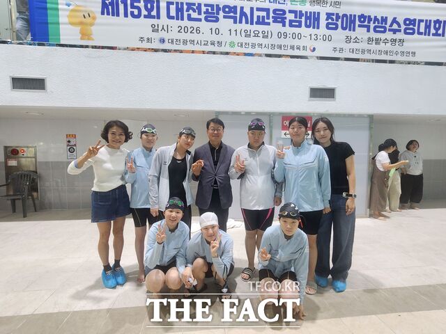 11일 한밭수영장에서 열린 ‘제15회 대전시교육감배 장애학생수영대회’에 오석진 대전시교육감이 참가 학생들과 함께 기념촬영을 하고 있다. /대전시교육청