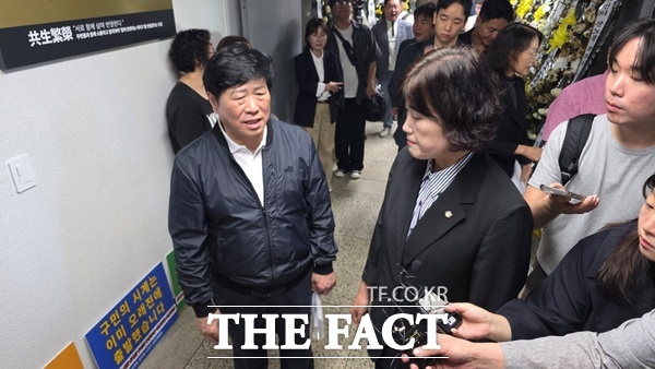 대전시 대덕구의회가 12일 오전 11시 제296회 임시회 제3차 본회의를 열고 의장 선출을 시도했으나 결국 무산된 가운데 정미선 더불어민주당 원내대표(오른쪽)가 본회의 직후 취재진들의 질문을 받고 있는 도중 한 주민이 정 원내대표에게 의회 파행에 대한 책임을 물으며 강하게 질타하고 있다. /정예준 기자