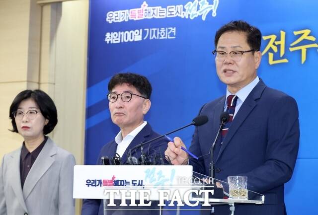 12일 전주시청 4층 회의실에서 조지훈 전주시장(오른쪽)이 취임 100일 기자회견을 갖고 있다. /전주시