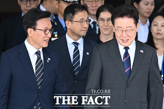 녹록지 않은 내치 정국에 처한 이재명 정부가 고강도 '외풍'에까지 직면하면서 정부를 뒷받침해야 하는 더불어민주당의 고심이 깊어지고 있다. 사진은 지난달 6일 프랑스 국빈방문 출장길에 오르는 이재명 대통령이 경기 성남시 서울공항에서 공군 1호기로 향하며 김민석 민주당 대표(왼쪽)와 대화하고 있는 모습. /송호영 기자