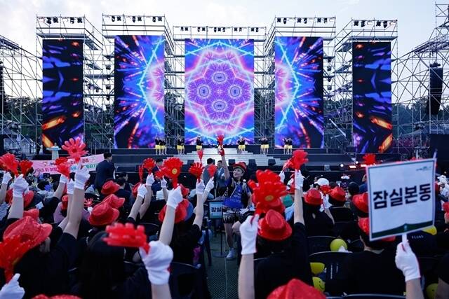 서울 송파구(구청장 서강석)는 서울 대표 문화예술축제인 '제26회 한성백제문화제'가 오는 23일부터 25일까지 3일간 서울 송파구 올림픽공원 88잔디마당에서 개최한다고 밝혔다. 사진은 지난해 열린 한마음어울마당 모습. /송파구