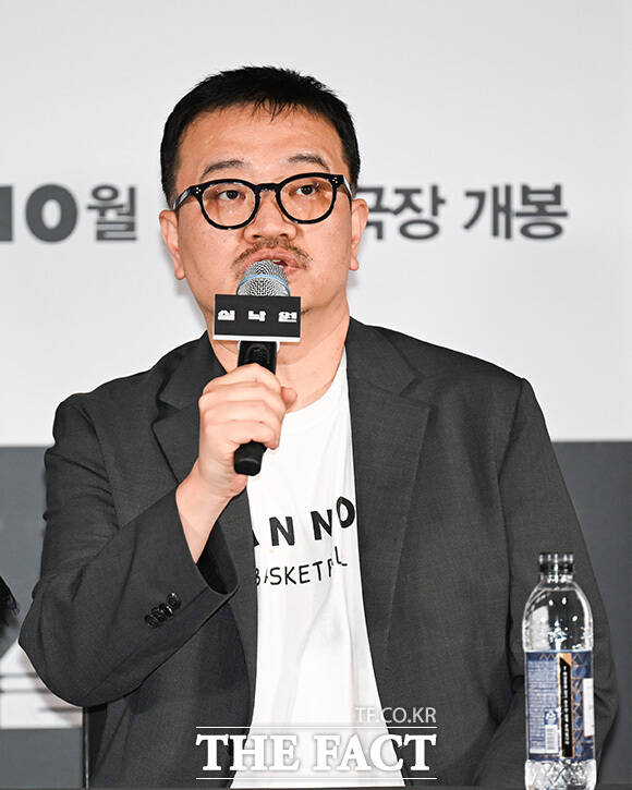 배우 배현성과 김현주, 연상호 감독이 포즈를 취하고 있다.
