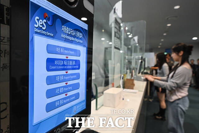 인천공항출입국·외국인청은 안법고 학생 237명이 '중·고등학교 단체 자동출입국심사 사전등록 예약제'를 이용해 바이오정보 등록 후 자동출입국심사로 신속하게 출국했다고 전했다. 이는 지난 9월 1일 제도가 시행된 후 가장 큰 규모의 단체 등록이다.