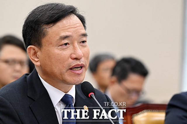 의원 질의에 답하는 김종철 방송미디어통신위원장(오른쪽). 왼쪽은 고광헌 방송미디어통신심의위원장.