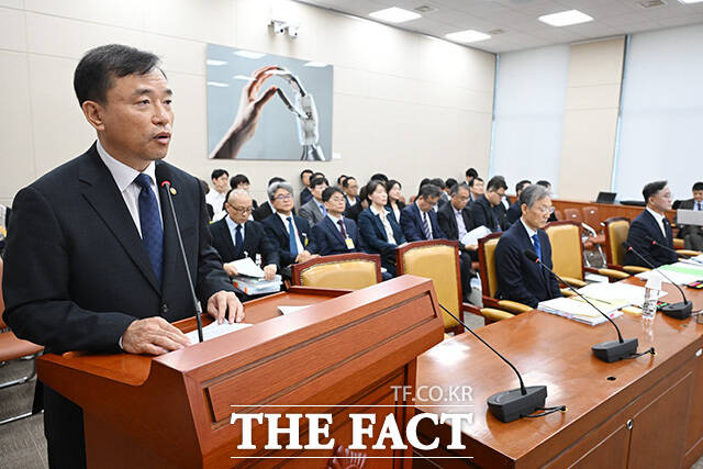 의원 질의에 답하는 김종철 방송미디어통신위원장(오른쪽). 왼쪽은 고광헌 방송미디어통신심의위원장.