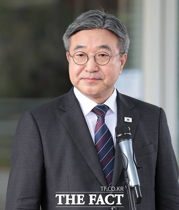 윤호중 행정안전부 장관이 12일 오후 세종시 정부세종청사에서 임은정 광주지방중대범죄수사청장 감찰 지시와 관련한 기자들의 질문에 답변을 하고 있다. /행정안전부