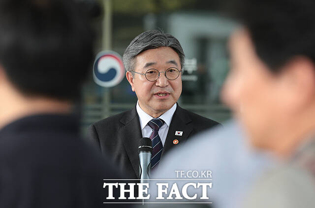 윤호중 행정안전부 장관이 12일 오후 세종시 정부세종청사에서 임은정 광주지방중대범죄수사청장 감찰 지시와 관련한 기자들의 질문에 답변을 하고 있다. /행정안전부