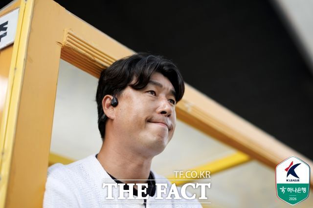 광주FC 이정규 감독이 11일 광주월드컵경기장에서 열린 K리그1 울산과의 홈경기에서 벤치에 앉아 경기를 지켜보고 있다./광주=K리그